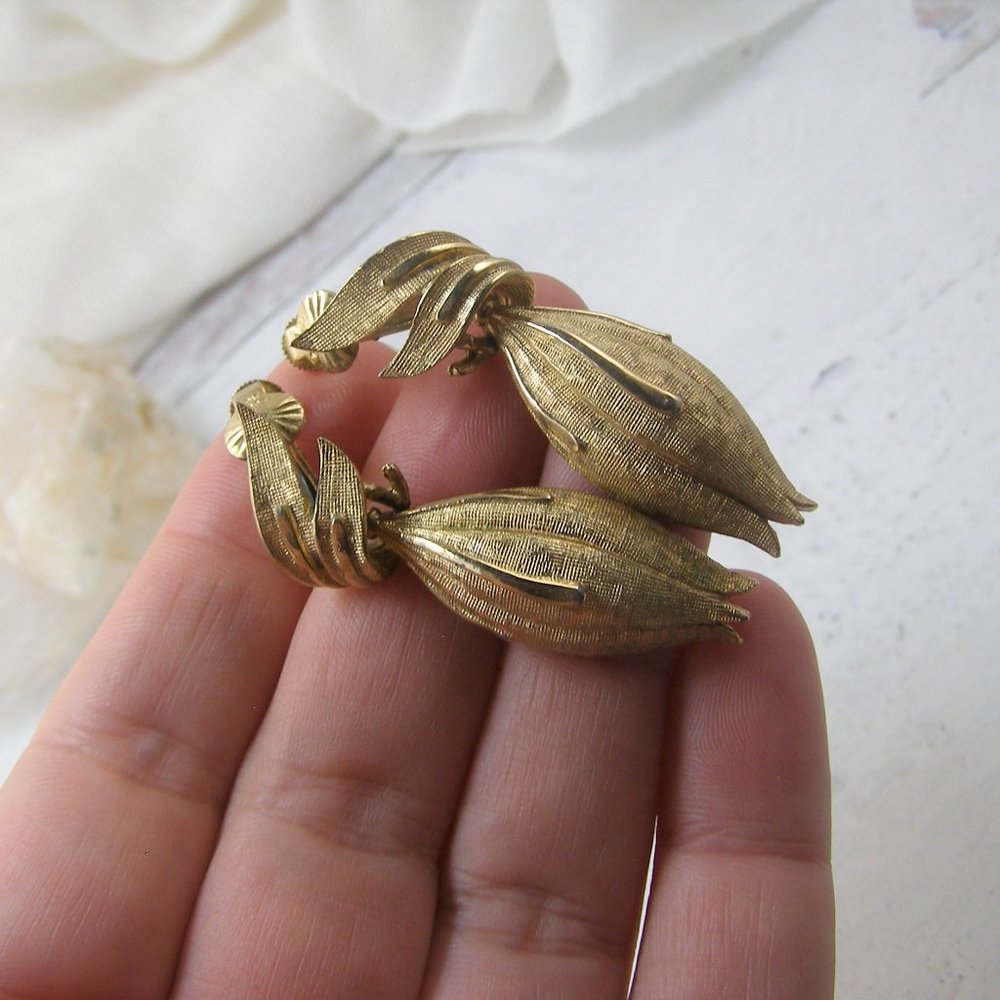 Vintage Gold Tone Coro Tulip Flower Bud pod Dangle Earrings